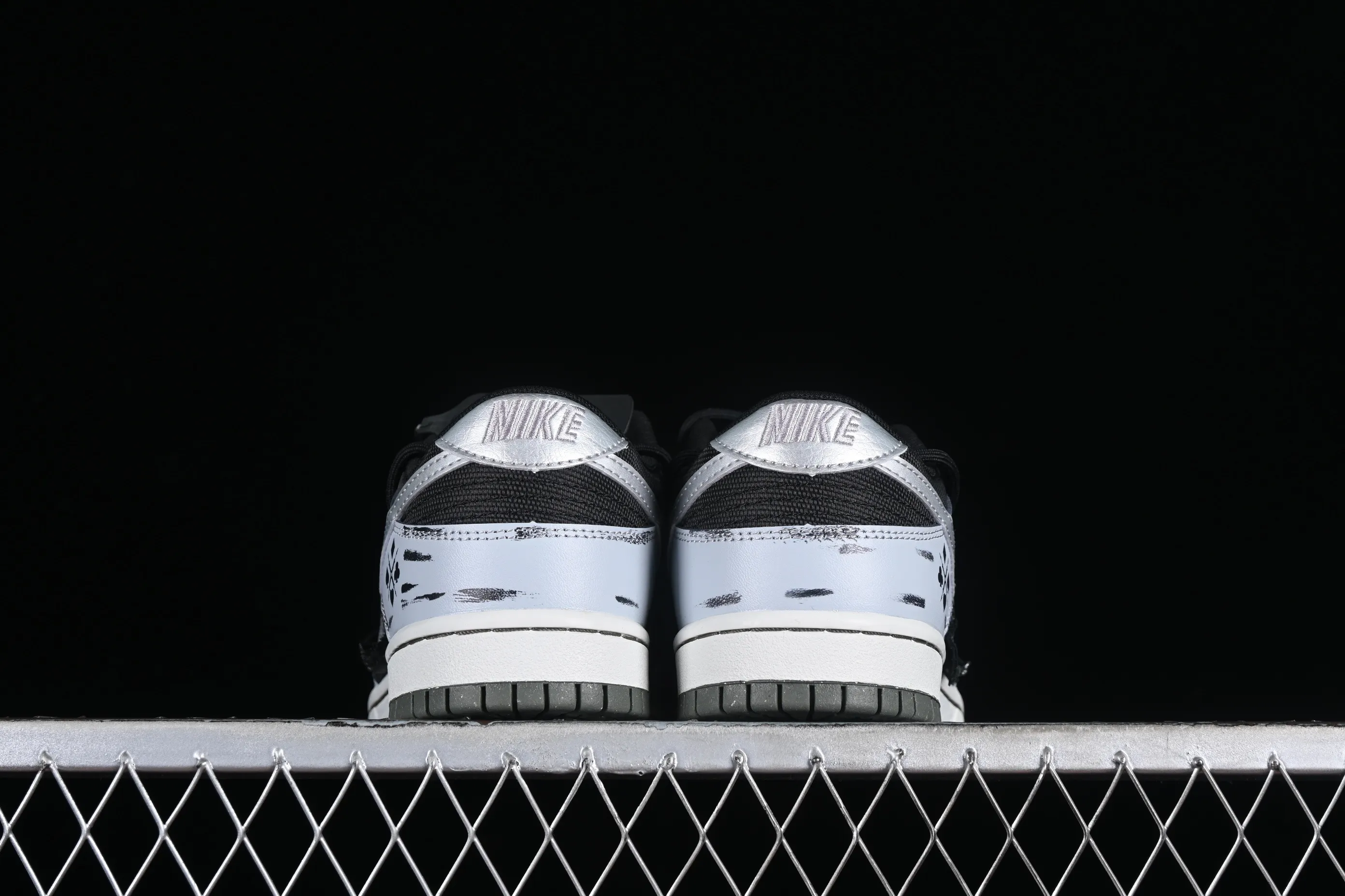 All Categories Nk SB Dunk Series Nk SB Dunk Low Low-top sneakers Nk Dunk Low Sanci Lab Dark Poker Old Dirty Shoes Premium Gray Cashew Pattern SB Strap Low-top Casual Shoes DM0108-001